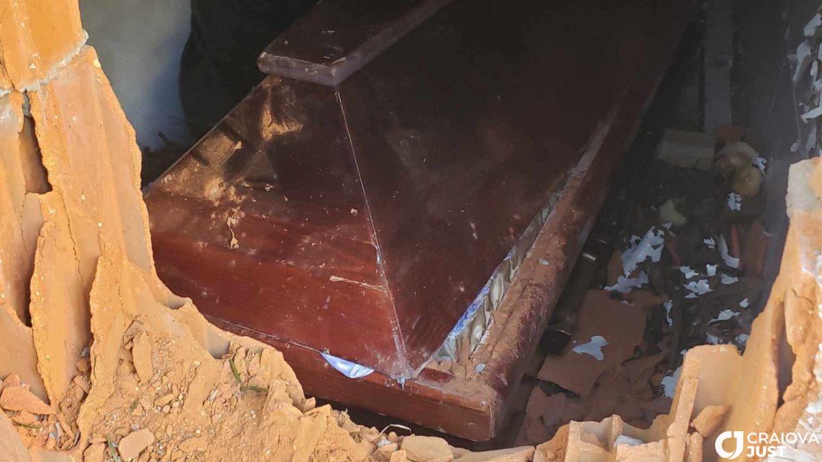 Au furat banii de pe pieptul morților