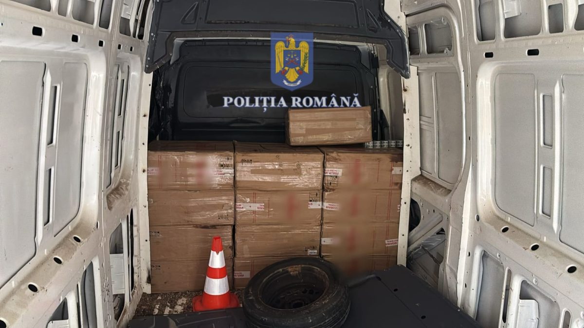 Țigări de contrabandă, dosite într-o autoutilitară. Șoferul a fost reținut