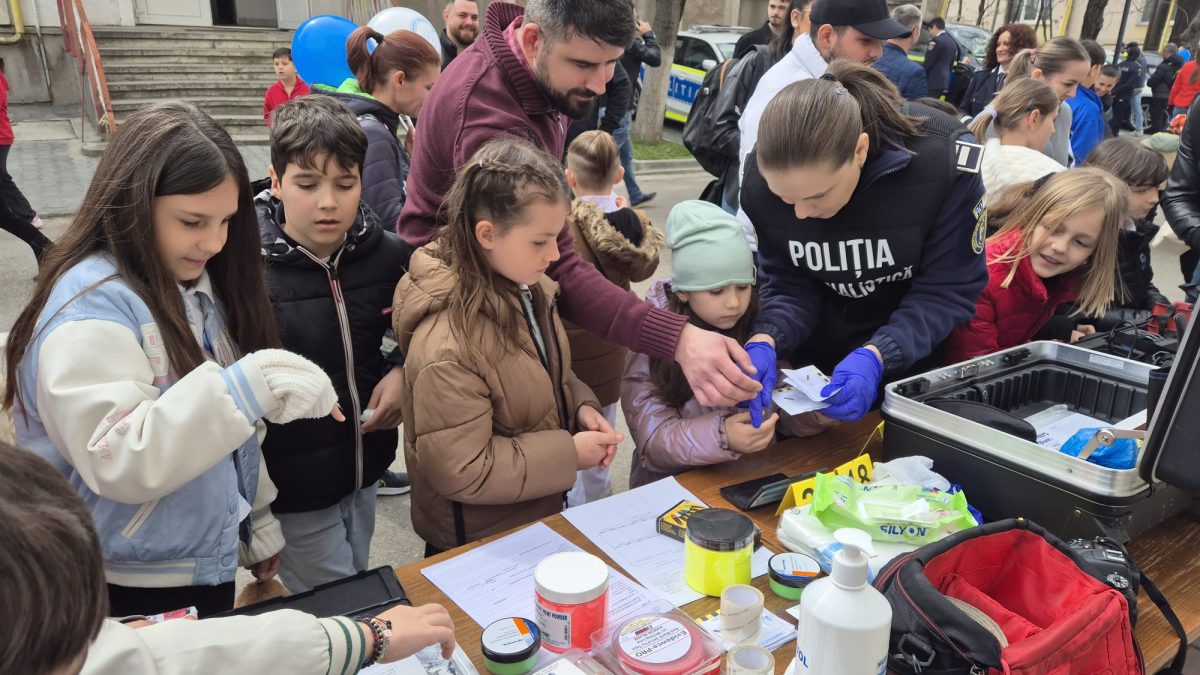 La mulți ani, Poliția Română! Copiii, așteptați astăzi pe esplanada Teatrului Național pentru a sărbători alături de polițiști