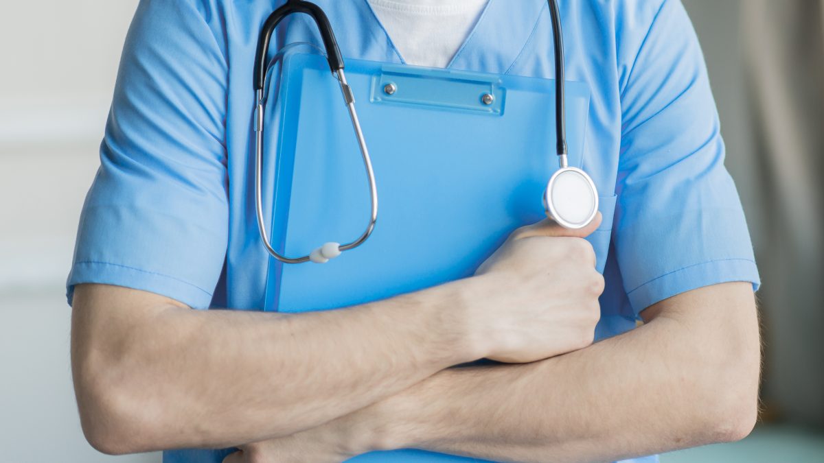 A recunoscut că a dat 3.000 de euro pentru un post de asistent medical. Procurorii au propus închisoare cu suspendare