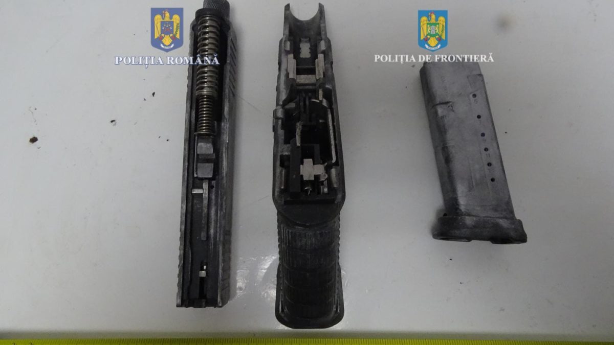 Șofer turc prins cu 10 arme în rucsac în Vama Calafat, arestat pentru 30 de zile