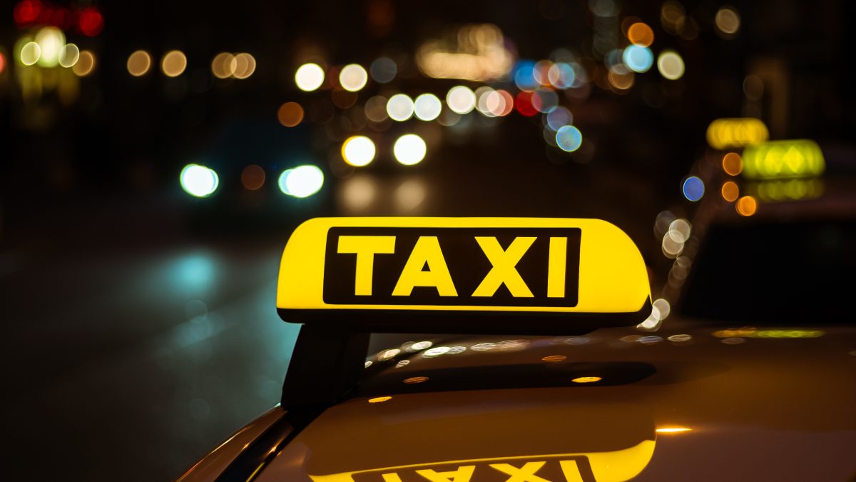 Taximetrist înjunghiat pentru 200 de lei pe o stradă din Craiova. Autorul a fost reținut